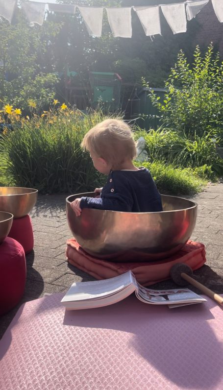 Kind in Klangschale